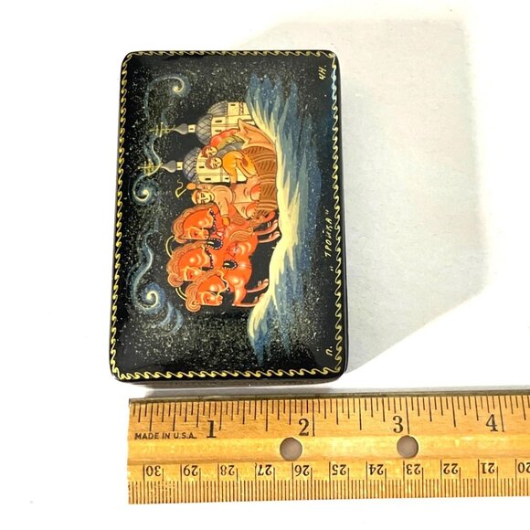 Vintage Hand-Painted Russian Lidded Lacquer Hinged Box with Troika Scene Signed - Picture 7 of 9